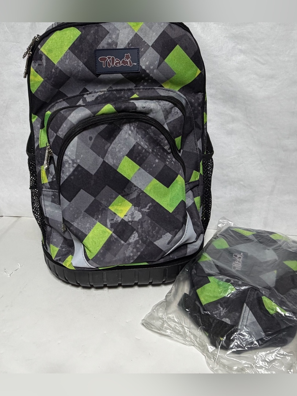 Tilami Green & Grey Triangle 19 Inch Kids Rolling Backpack w lunch bag